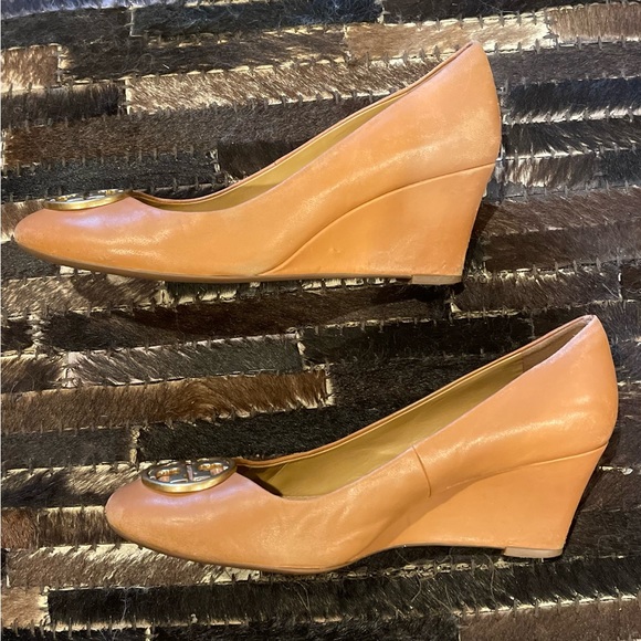 Tory Burch Chelsea Wedge Heel 7.5 Tan / gold hardware - Picture 4 of 5